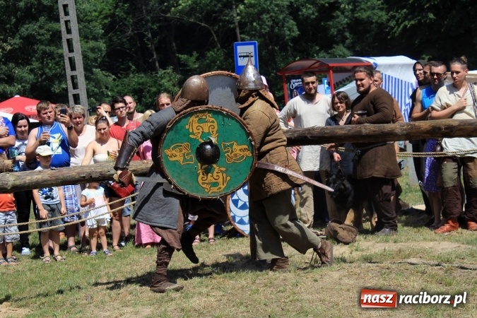 Zdjęcie w galerii na portalu naszraciborz.pl: Bitwa wojów nad Ulgą. Pierwszy dzień VIII Raciborskiego Festiwalu Średniowiecznego już za nami wiadomości z regionu