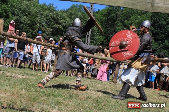 Zdjęcie w galerii na portalu naszraciborz.pl: Bitwa wojów nad Ulgą. Pierwszy dzień VIII Raciborskiego Festiwalu Średniowiecznego już za nami wiadomości z regionu