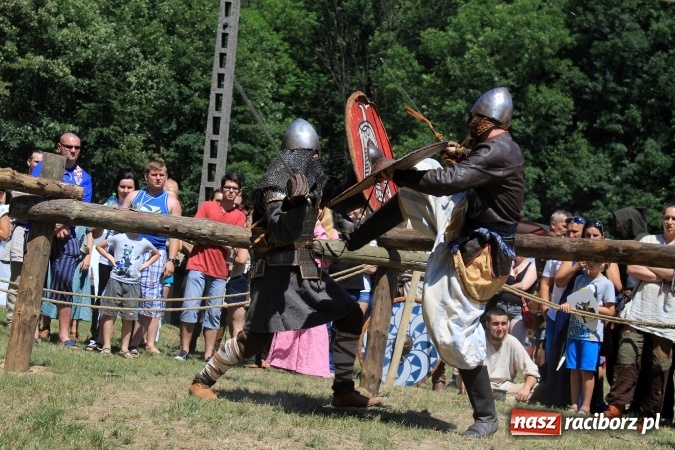 Zdjęcie w galerii na portalu naszraciborz.pl: Bitwa wojów nad Ulgą. Pierwszy dzień VIII Raciborskiego Festiwalu Średniowiecznego już za nami wiadomości z regionu