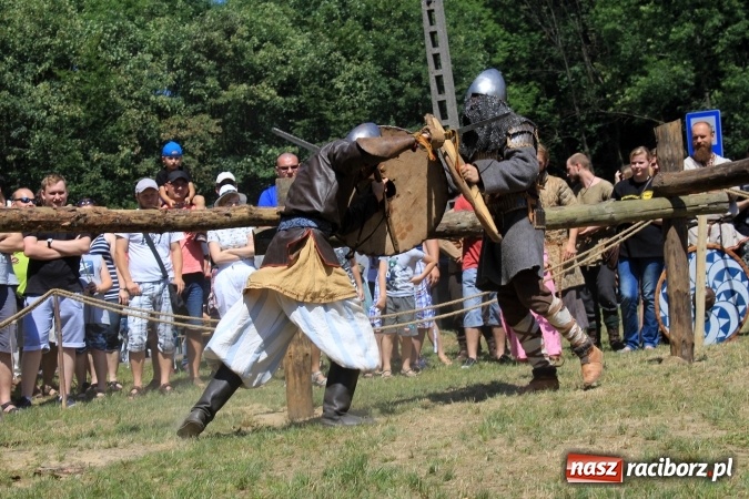 Zdjęcie w galerii na portalu naszraciborz.pl: Bitwa wojów nad Ulgą. Pierwszy dzień VIII Raciborskiego Festiwalu Średniowiecznego już za nami wiadomości z regionu