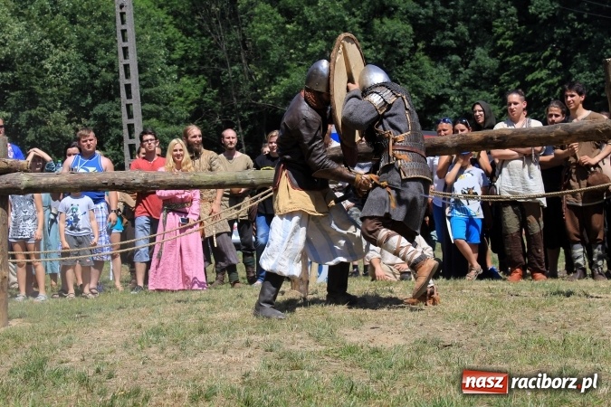 Zdjęcie w galerii na portalu naszraciborz.pl: Bitwa wojów nad Ulgą. Pierwszy dzień VIII Raciborskiego Festiwalu Średniowiecznego już za nami wiadomości z regionu