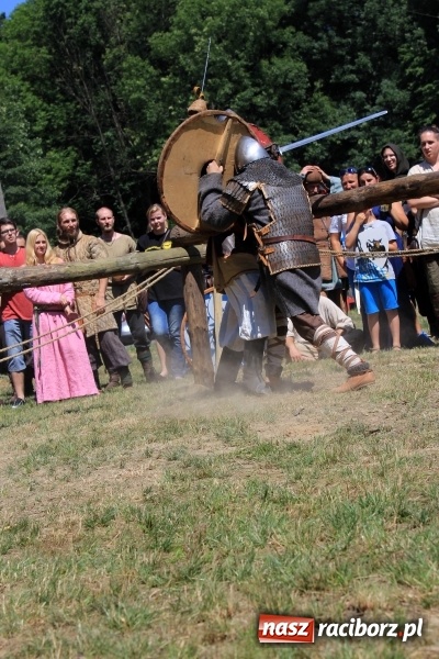 Zdjęcie w galerii na portalu naszraciborz.pl: Bitwa wojów nad Ulgą. Pierwszy dzień VIII Raciborskiego Festiwalu Średniowiecznego już za nami wiadomości z regionu