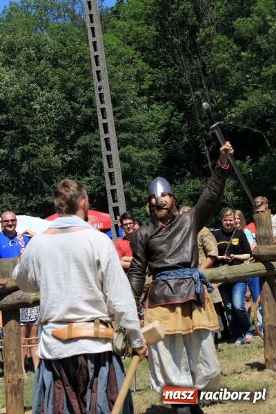 Zdjęcie w galerii na portalu naszraciborz.pl: Bitwa wojów nad Ulgą. Pierwszy dzień VIII Raciborskiego Festiwalu Średniowiecznego już za nami wiadomości z regionu