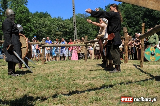 Zdjęcie w galerii na portalu naszraciborz.pl: Bitwa wojów nad Ulgą. Pierwszy dzień VIII Raciborskiego Festiwalu Średniowiecznego już za nami wiadomości z regionu