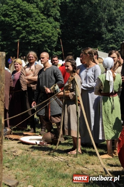 Zdjęcie w galerii na portalu naszraciborz.pl: Bitwa wojów nad Ulgą. Pierwszy dzień VIII Raciborskiego Festiwalu Średniowiecznego już za nami wiadomości z regionu