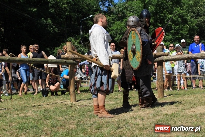 Zdjęcie w galerii na portalu naszraciborz.pl: Bitwa wojów nad Ulgą. Pierwszy dzień VIII Raciborskiego Festiwalu Średniowiecznego już za nami wiadomości z regionu