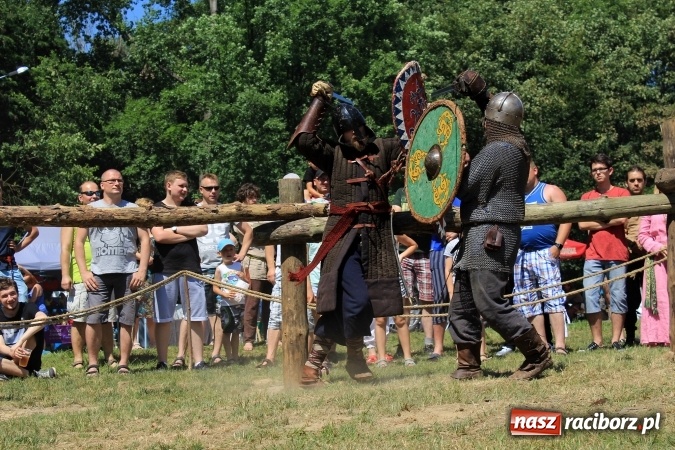 Zdjęcie w galerii na portalu naszraciborz.pl: Bitwa wojów nad Ulgą. Pierwszy dzień VIII Raciborskiego Festiwalu Średniowiecznego już za nami wiadomości z regionu