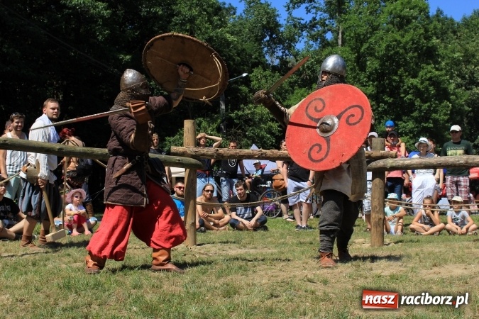 Zdjęcie w galerii na portalu naszraciborz.pl: Bitwa wojów nad Ulgą. Pierwszy dzień VIII Raciborskiego Festiwalu Średniowiecznego już za nami wiadomości z regionu
