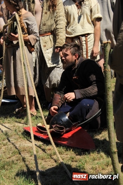 Zdjęcie w galerii na portalu naszraciborz.pl: Bitwa wojów nad Ulgą. Pierwszy dzień VIII Raciborskiego Festiwalu Średniowiecznego już za nami wiadomości z regionu