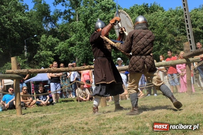 Zdjęcie w galerii na portalu naszraciborz.pl: Bitwa wojów nad Ulgą. Pierwszy dzień VIII Raciborskiego Festiwalu Średniowiecznego już za nami wiadomości z regionu