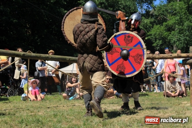 Zdjęcie w galerii na portalu naszraciborz.pl: Bitwa wojów nad Ulgą. Pierwszy dzień VIII Raciborskiego Festiwalu Średniowiecznego już za nami wiadomości z regionu