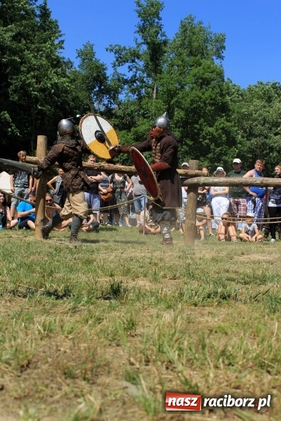 Zdjęcie w galerii na portalu naszraciborz.pl: Bitwa wojów nad Ulgą. Pierwszy dzień VIII Raciborskiego Festiwalu Średniowiecznego już za nami wiadomości z regionu