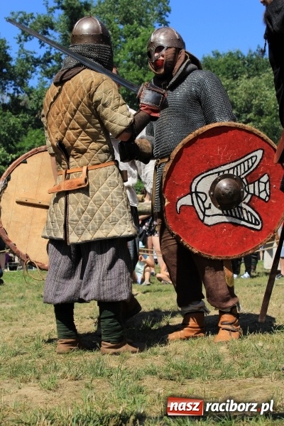 Zdjęcie w galerii na portalu naszraciborz.pl: Bitwa wojów nad Ulgą. Pierwszy dzień VIII Raciborskiego Festiwalu Średniowiecznego już za nami wiadomości z regionu