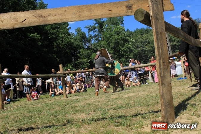 Zdjęcie w galerii na portalu naszraciborz.pl: Bitwa wojów nad Ulgą. Pierwszy dzień VIII Raciborskiego Festiwalu Średniowiecznego już za nami wiadomości z regionu