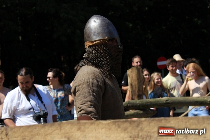 Zdjęcie w galerii na portalu naszraciborz.pl: Bitwa wojów nad Ulgą. Pierwszy dzień VIII Raciborskiego Festiwalu Średniowiecznego już za nami wiadomości z regionu