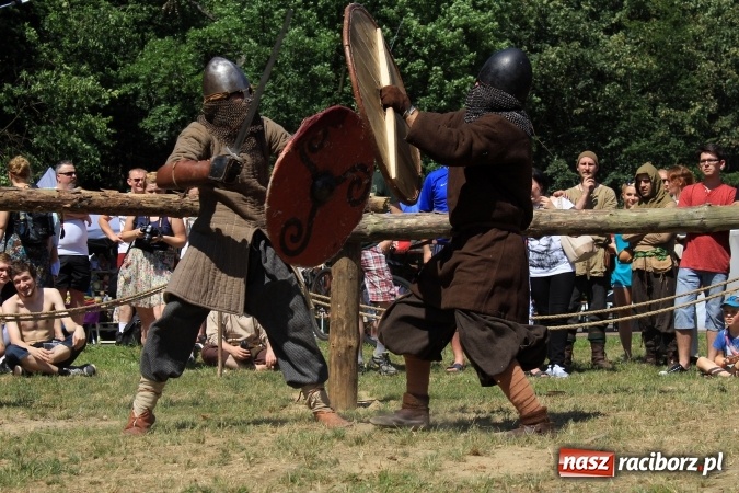 Zdjęcie w galerii na portalu naszraciborz.pl: Bitwa wojów nad Ulgą. Pierwszy dzień VIII Raciborskiego Festiwalu Średniowiecznego już za nami wiadomości z regionu