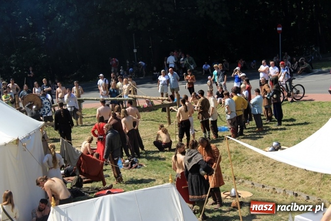 Zdjęcie w galerii na portalu naszraciborz.pl: Bitwa wojów nad Ulgą. Pierwszy dzień VIII Raciborskiego Festiwalu Średniowiecznego już za nami wiadomości z regionu