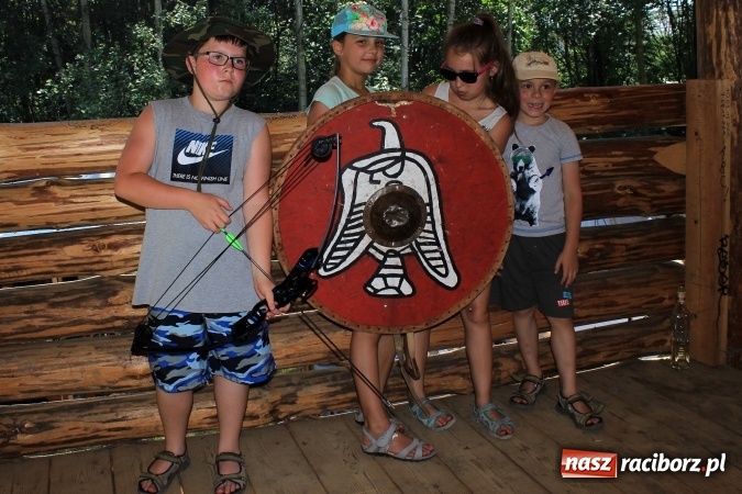 Zdjęcie w galerii na portalu naszraciborz.pl: Bitwa wojów nad Ulgą. Pierwszy dzień VIII Raciborskiego Festiwalu Średniowiecznego już za nami wiadomości z regionu