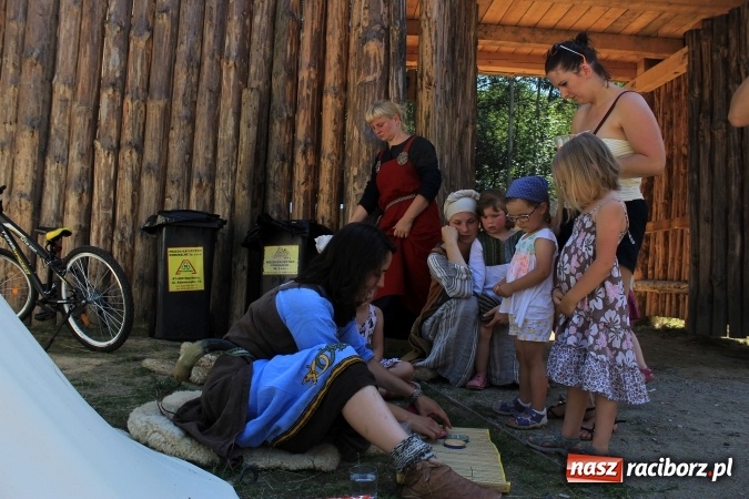 Zdjęcie w galerii na portalu naszraciborz.pl: Bitwa wojów nad Ulgą. Pierwszy dzień VIII Raciborskiego Festiwalu Średniowiecznego już za nami wiadomości z regionu