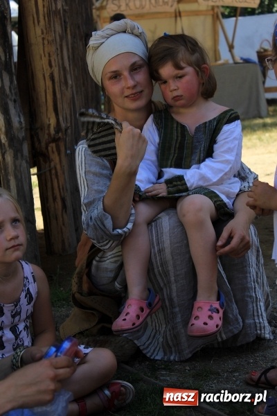 Zdjęcie w galerii na portalu naszraciborz.pl: Bitwa wojów nad Ulgą. Pierwszy dzień VIII Raciborskiego Festiwalu Średniowiecznego już za nami wiadomości z regionu