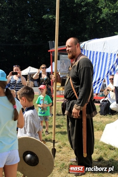 Zdjęcie w galerii na portalu naszraciborz.pl: Bitwa wojów nad Ulgą. Pierwszy dzień VIII Raciborskiego Festiwalu Średniowiecznego już za nami wiadomości z regionu