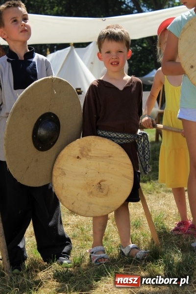 Zdjęcie w galerii na portalu naszraciborz.pl: Bitwa wojów nad Ulgą. Pierwszy dzień VIII Raciborskiego Festiwalu Średniowiecznego już za nami wiadomości z regionu