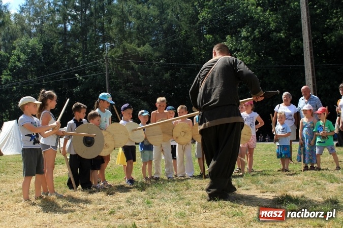 Zdjęcie w galerii na portalu naszraciborz.pl: Bitwa wojów nad Ulgą. Pierwszy dzień VIII Raciborskiego Festiwalu Średniowiecznego już za nami wiadomości z regionu