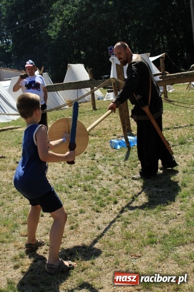 Zdjęcie w galerii na portalu naszraciborz.pl: Bitwa wojów nad Ulgą. Pierwszy dzień VIII Raciborskiego Festiwalu Średniowiecznego już za nami wiadomości z regionu
