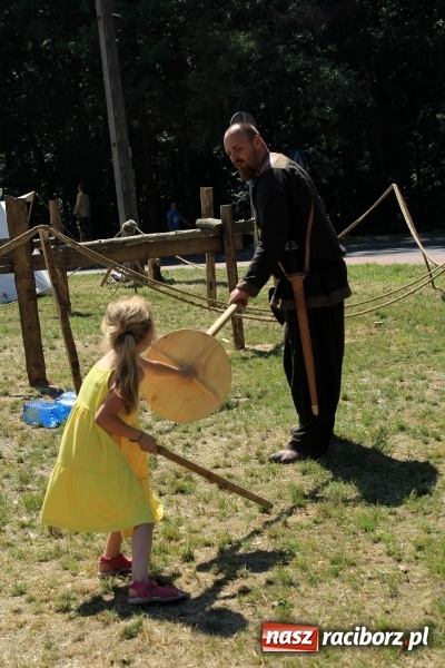 Zdjęcie w galerii na portalu naszraciborz.pl: Bitwa wojów nad Ulgą. Pierwszy dzień VIII Raciborskiego Festiwalu Średniowiecznego już za nami wiadomości z regionu