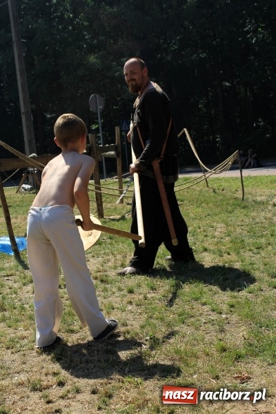Zdjęcie w galerii na portalu naszraciborz.pl: Bitwa wojów nad Ulgą. Pierwszy dzień VIII Raciborskiego Festiwalu Średniowiecznego już za nami wiadomości z regionu