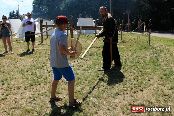 Zdjęcie w galerii na portalu naszraciborz.pl: Bitwa wojów nad Ulgą. Pierwszy dzień VIII Raciborskiego Festiwalu Średniowiecznego już za nami wiadomości z regionu