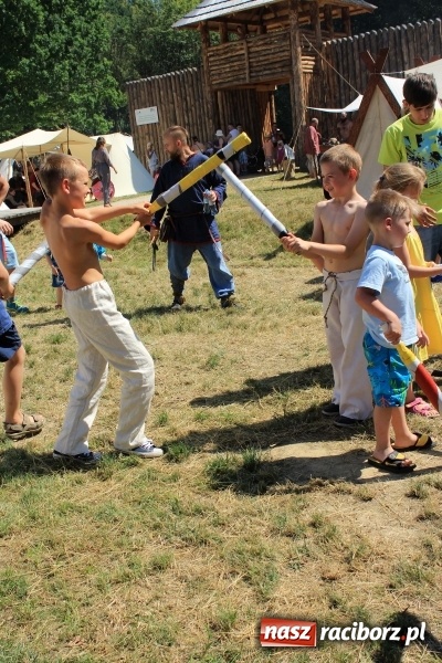 Zdjęcie w galerii na portalu naszraciborz.pl: Bitwa wojów nad Ulgą. Pierwszy dzień VIII Raciborskiego Festiwalu Średniowiecznego już za nami wiadomości z regionu