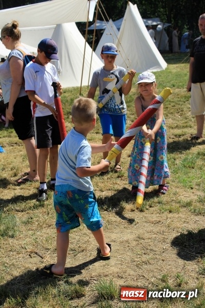 Zdjęcie w galerii na portalu naszraciborz.pl: Bitwa wojów nad Ulgą. Pierwszy dzień VIII Raciborskiego Festiwalu Średniowiecznego już za nami wiadomości z regionu