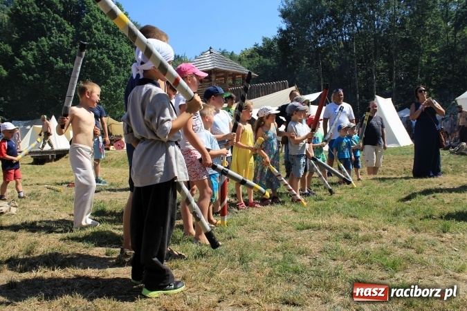 Zdjęcie w galerii na portalu naszraciborz.pl: Bitwa wojów nad Ulgą. Pierwszy dzień VIII Raciborskiego Festiwalu Średniowiecznego już za nami wiadomości z regionu