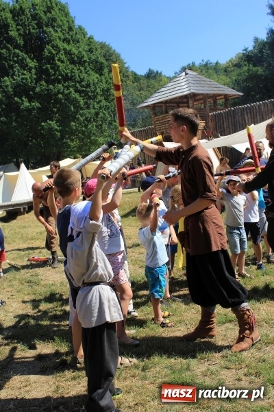 Zdjęcie w galerii na portalu naszraciborz.pl: Bitwa wojów nad Ulgą. Pierwszy dzień VIII Raciborskiego Festiwalu Średniowiecznego już za nami wiadomości z regionu