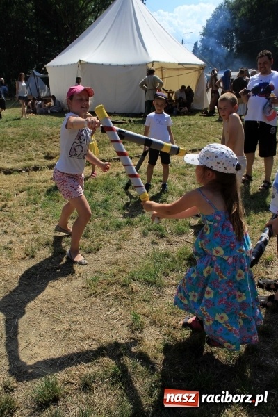 Zdjęcie w galerii na portalu naszraciborz.pl: Bitwa wojów nad Ulgą. Pierwszy dzień VIII Raciborskiego Festiwalu Średniowiecznego już za nami wiadomości z regionu