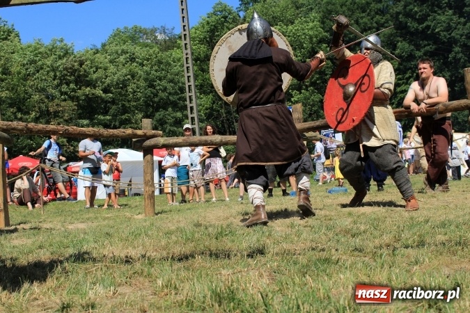 Zdjęcie w galerii na portalu naszraciborz.pl: Bitwa wojów nad Ulgą. Pierwszy dzień VIII Raciborskiego Festiwalu Średniowiecznego już za nami wiadomości z regionu