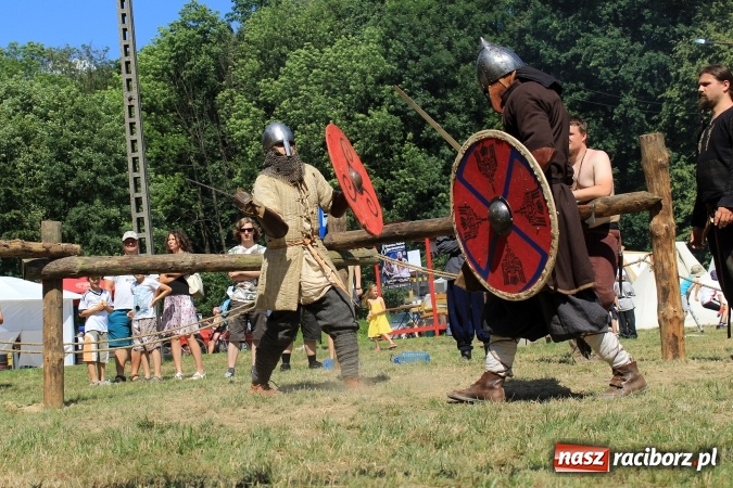 Zdjęcie w galerii na portalu naszraciborz.pl: Bitwa wojów nad Ulgą. Pierwszy dzień VIII Raciborskiego Festiwalu Średniowiecznego już za nami wiadomości z regionu