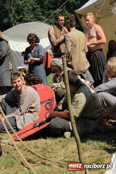 Zdjęcie w galerii na portalu naszraciborz.pl: Bitwa wojów nad Ulgą. Pierwszy dzień VIII Raciborskiego Festiwalu Średniowiecznego już za nami wiadomości z regionu