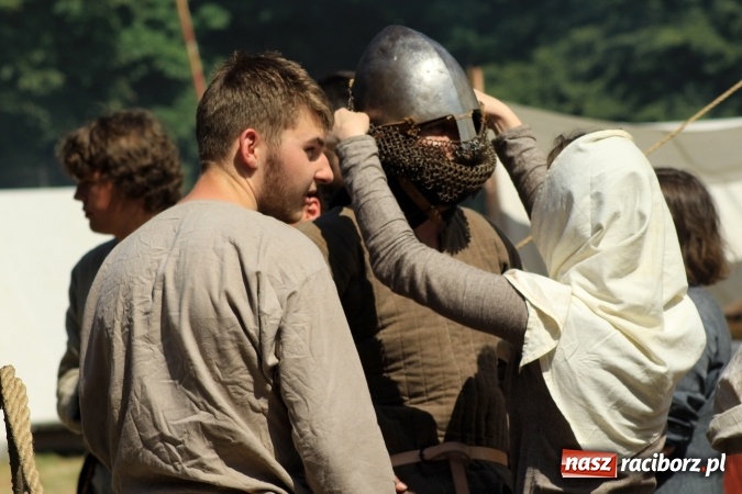 Zdjęcie w galerii na portalu naszraciborz.pl: Bitwa wojów nad Ulgą. Pierwszy dzień VIII Raciborskiego Festiwalu Średniowiecznego już za nami wiadomości z regionu