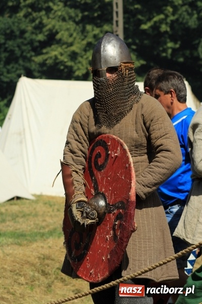 Zdjęcie w galerii na portalu naszraciborz.pl: Bitwa wojów nad Ulgą. Pierwszy dzień VIII Raciborskiego Festiwalu Średniowiecznego już za nami wiadomości z regionu