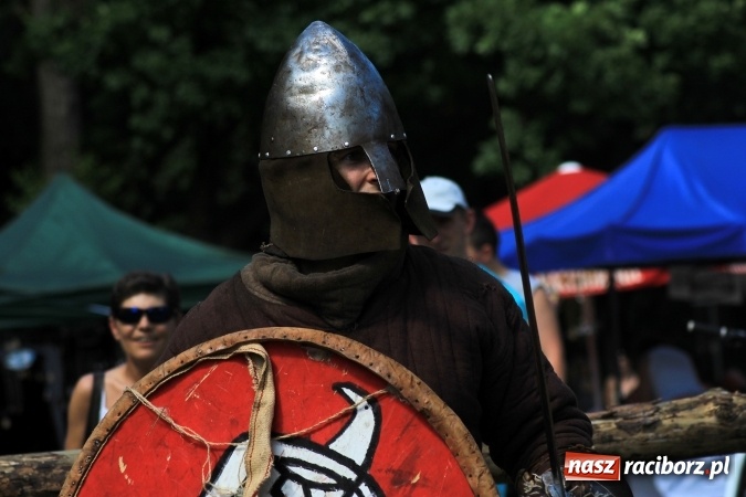 Zdjęcie w galerii na portalu naszraciborz.pl: Bitwa wojów nad Ulgą. Pierwszy dzień VIII Raciborskiego Festiwalu Średniowiecznego już za nami wiadomości z regionu