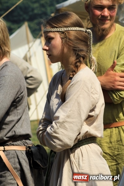Zdjęcie w galerii na portalu naszraciborz.pl: Bitwa wojów nad Ulgą. Pierwszy dzień VIII Raciborskiego Festiwalu Średniowiecznego już za nami wiadomości z regionu