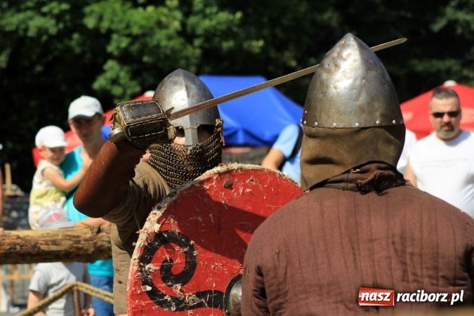 Zdjęcie w galerii na portalu naszraciborz.pl: Bitwa wojów nad Ulgą. Pierwszy dzień VIII Raciborskiego Festiwalu Średniowiecznego już za nami wiadomości z regionu
