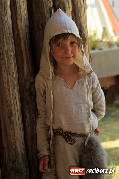 Zdjęcie w galerii na portalu naszraciborz.pl: Bitwa wojów nad Ulgą. Pierwszy dzień VIII Raciborskiego Festiwalu Średniowiecznego już za nami wiadomości z regionu