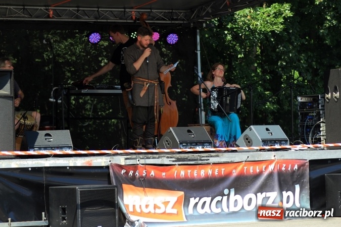 Zdjęcie w galerii na portalu naszraciborz.pl: Bitwa wojów nad Ulgą. Pierwszy dzień VIII Raciborskiego Festiwalu Średniowiecznego już za nami wiadomości z regionu