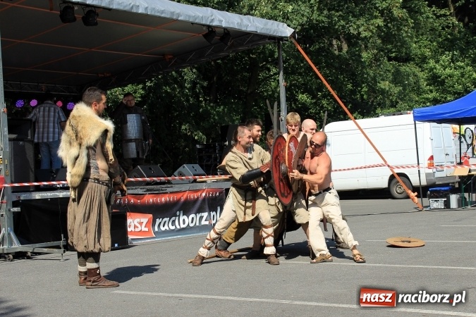 Zdjęcie w galerii na portalu naszraciborz.pl: Bitwa wojów nad Ulgą. Pierwszy dzień VIII Raciborskiego Festiwalu Średniowiecznego już za nami wiadomości z regionu