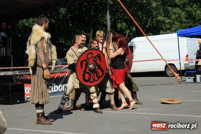 Zdjęcie w galerii na portalu naszraciborz.pl: Bitwa wojów nad Ulgą. Pierwszy dzień VIII Raciborskiego Festiwalu Średniowiecznego już za nami wiadomości z regionu