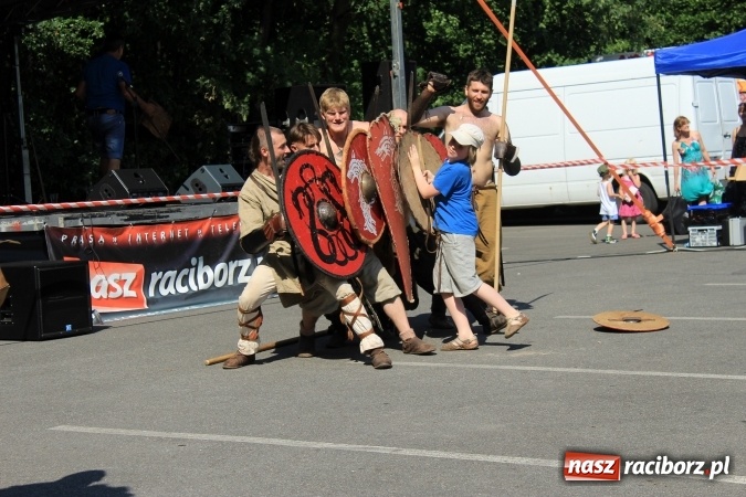 Zdjęcie w galerii na portalu naszraciborz.pl: Bitwa wojów nad Ulgą. Pierwszy dzień VIII Raciborskiego Festiwalu Średniowiecznego już za nami wiadomości z regionu