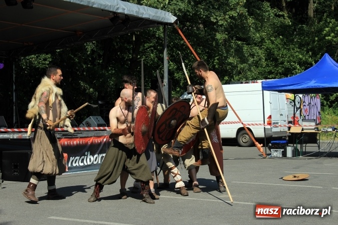 Zdjęcie w galerii na portalu naszraciborz.pl: Bitwa wojów nad Ulgą. Pierwszy dzień VIII Raciborskiego Festiwalu Średniowiecznego już za nami wiadomości z regionu